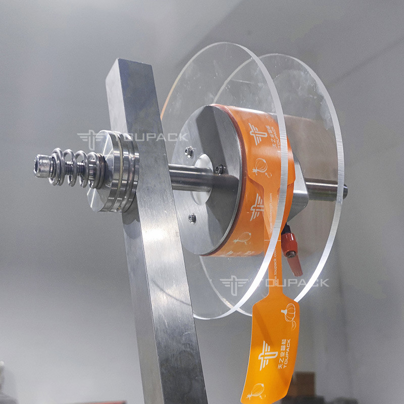 Semi Auto Banana Carrot Packing Machine For Mesh Net Bag Weighting Counting Netting Clipping