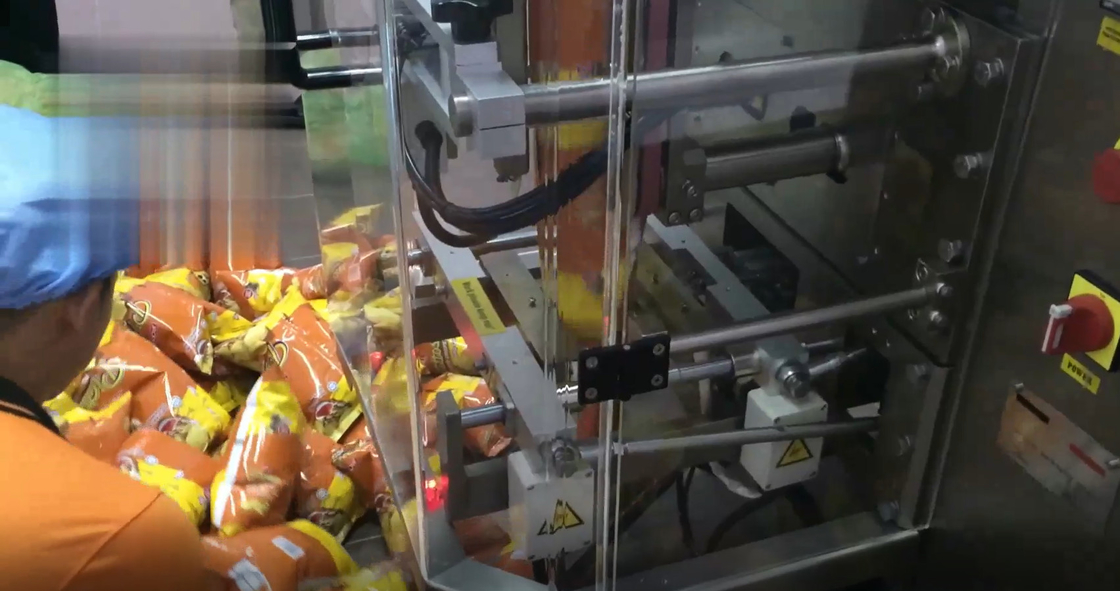VFFS Auto Weighing Filling And Sealing Machine 2.2KW For Snack Foods Pillow Bagging